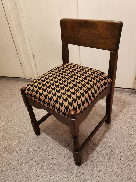 Стул. Деревянный.