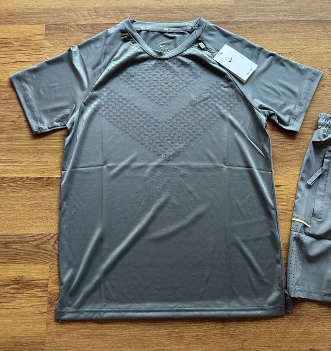 Мъжки сив екип Nike,тениската е дишаща материя,панталонките са шушлекови