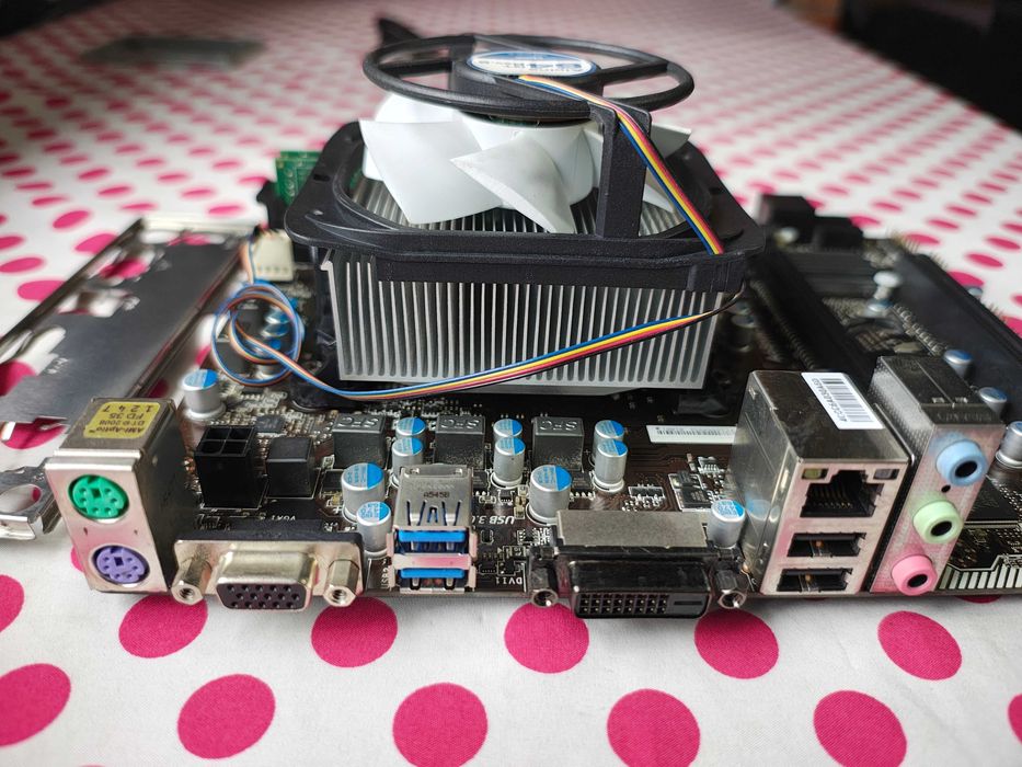 Kit MSI A68HM-P33 V2 procesor AMD A8 6600K si 8 GB socket FM2+.