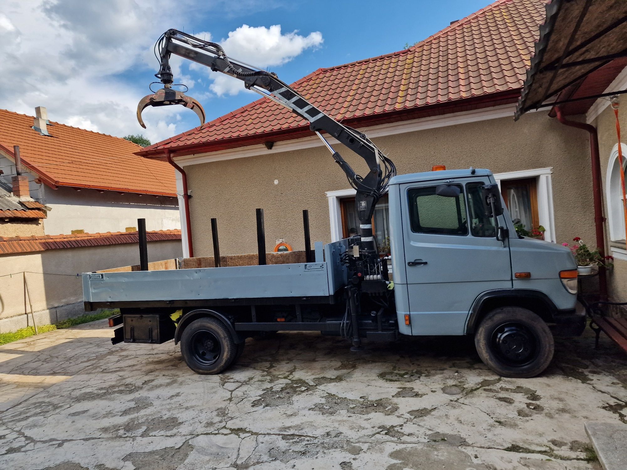 Mercedes 814D vario 7,5 t basculabil+macara cu rotitor,greifer lemn, c ...