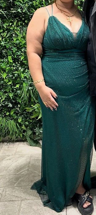 Зелена рокля по тялото