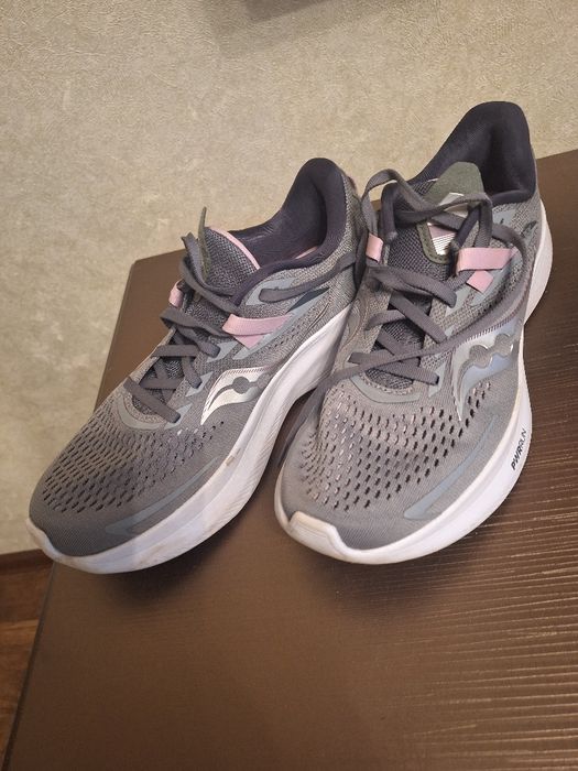 Беговые кроссовки  40 размер