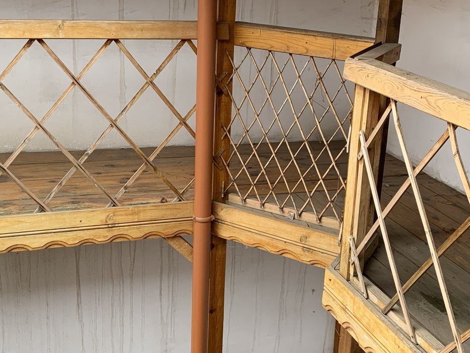 Конструкция Манастира дървени тераси, греди, челни дъски и декор