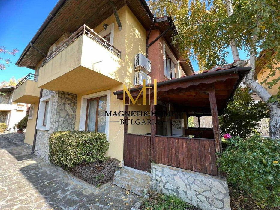 Страхотна двуетажна къща с паркомясто и басейн в ж.к. Сарафово