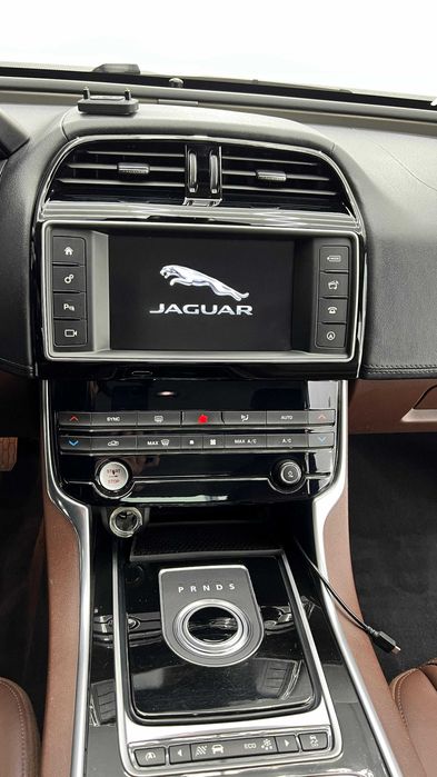 Jaguar XE Luxury Edition