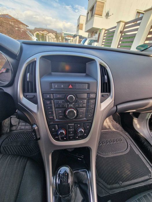 Opel Astra J an fabricatie 2012, stare foarte buna, pret negociabil