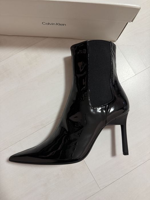 Лачени боти ток Calvin Klein