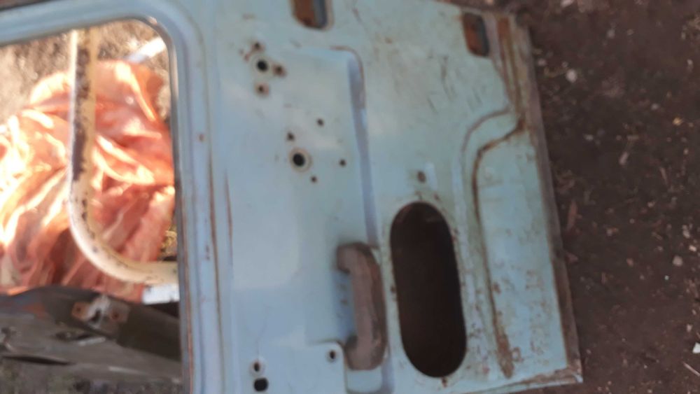 Продам дверь и крыло на газ53