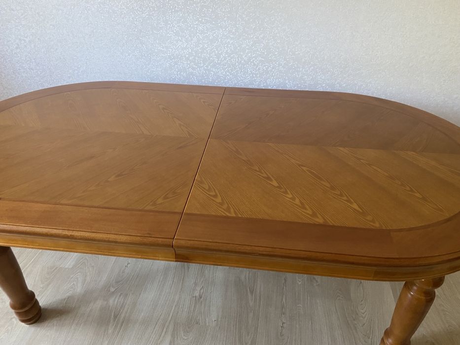 Стол для гостинной