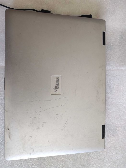 Laptop Fujitsu ecran cu pata pe el
