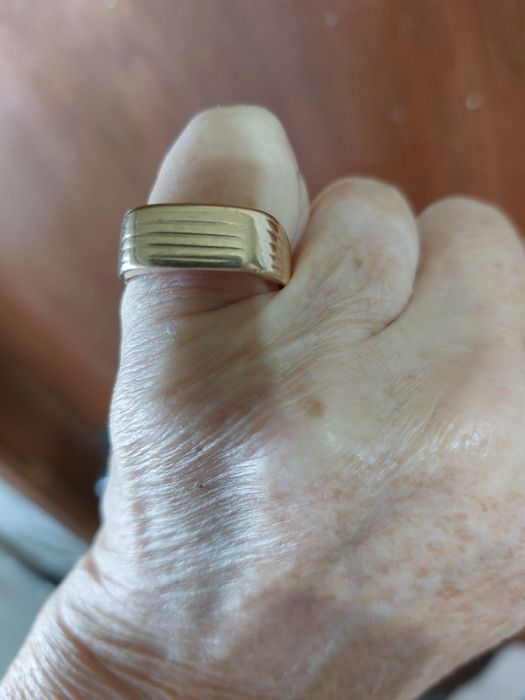 Vând doua ghiuluri aur 14 karate pentru barbati.arata f.bine barbatesc