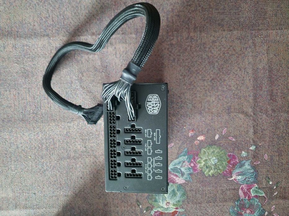 Скраб - Захранване Cooler Master V700 W Golg 80+, за настоен РС.