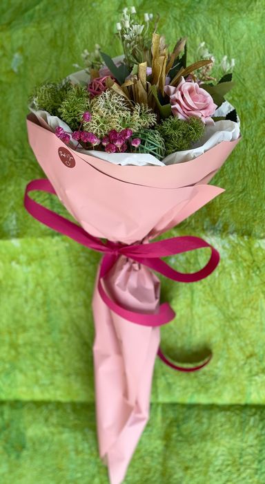 Аранжирани букети от сухи и изкуствени цветя