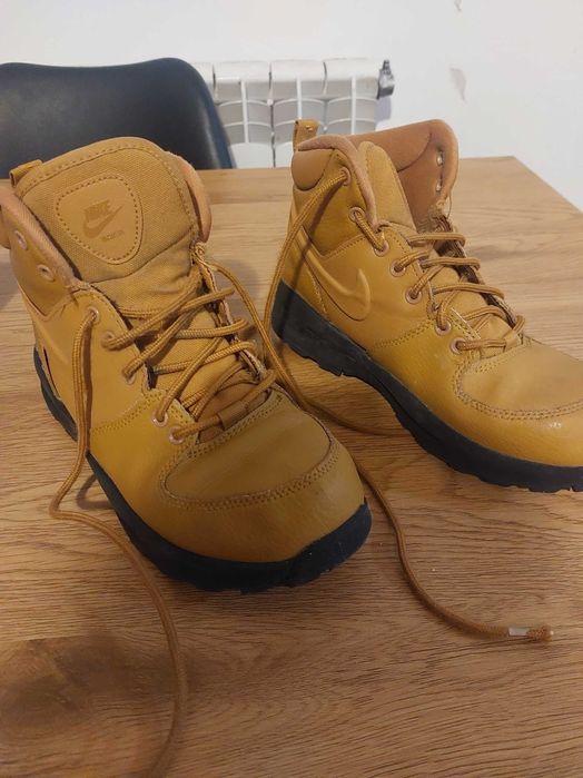 Nike кожени боти за момче 39 номер