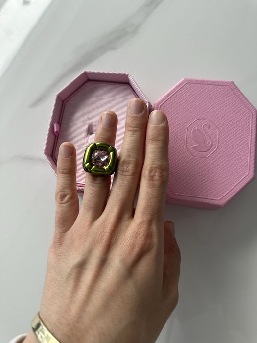 Swarovski dulcis cocktail пръстен в зелено с розов камък