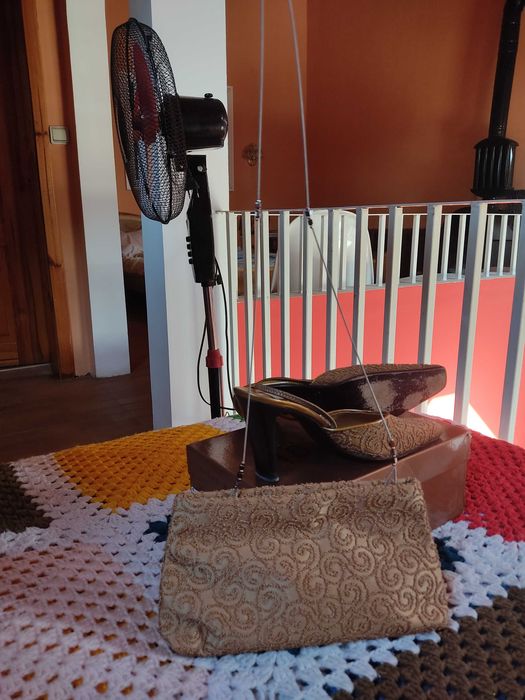 Продавам дамски обувки,в комплект с дамска чанта