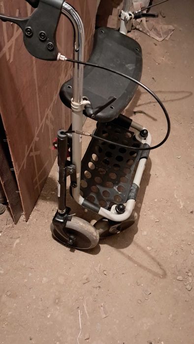 Помощна количка,проходилка за възрастни,сгъваема