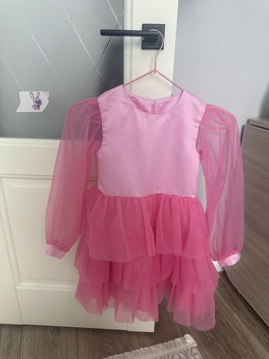 Продаются 2 платья на размер 110 (можно на 3-5 лет)