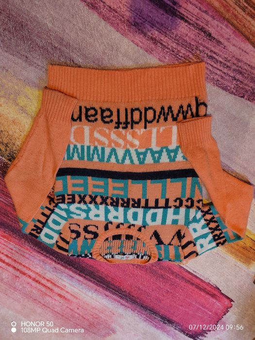 Дънки и пуловер.