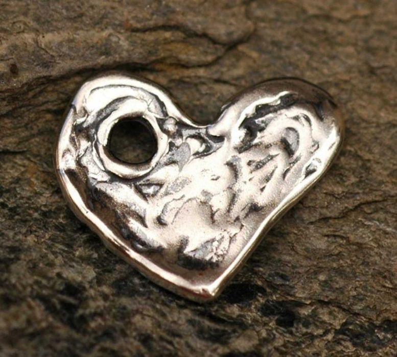 Сребърен медальон 925 сърце – талисман за любов, скулптурно бижу.