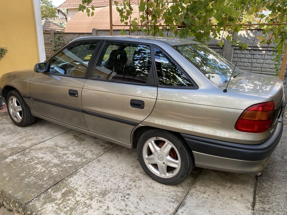 Opel Astra F berlina
