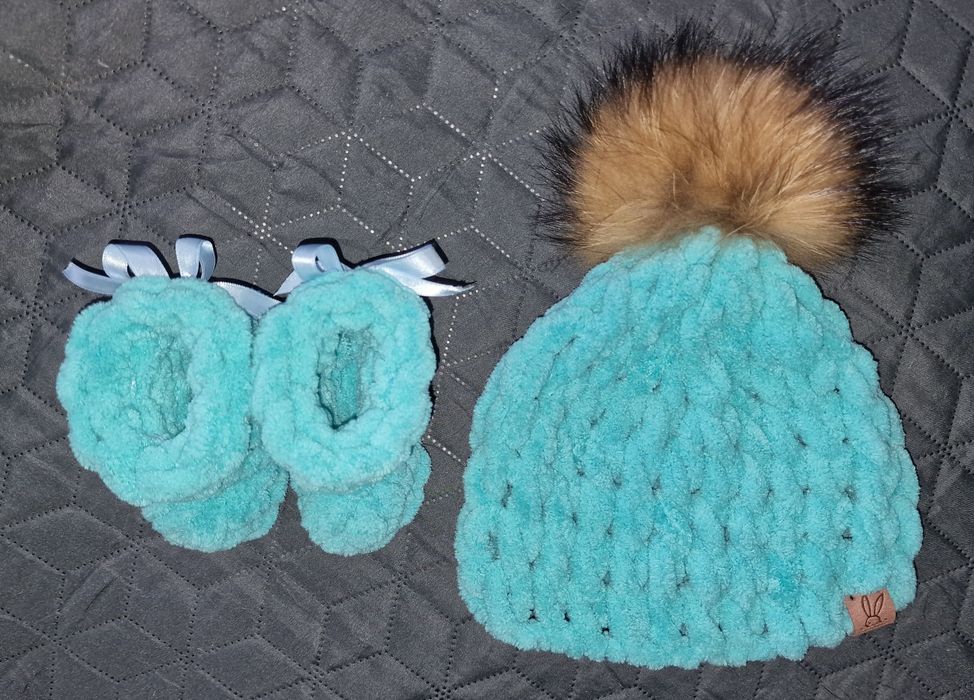 Бебешка шапка и ботушки handmade