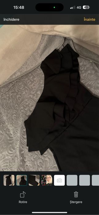 Rochie neagra eleganta pe un umar