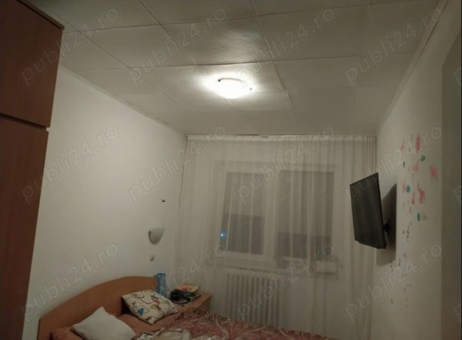 Vând apartament 3 camere semi-decomandat Str. Rozelor nr. 6