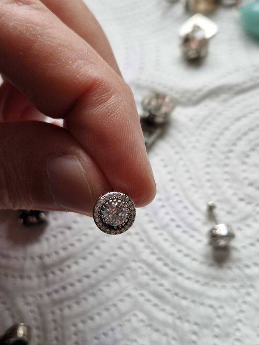 Cercei din argint cu pietre strălucitoare – eleganță rafinată