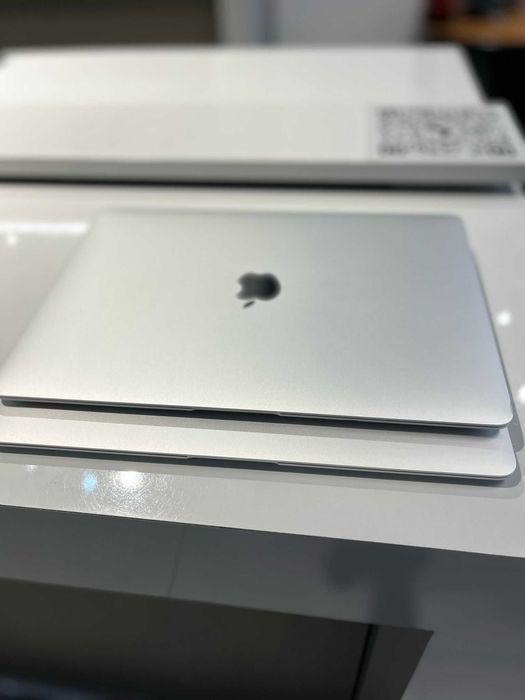 Apple MacBook Air Retina 13" - 2020 - A2337 -M1- 8 GB RAM - 256 GB SSD