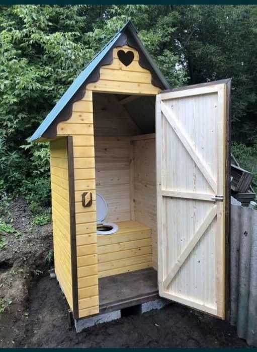 Деревянный туалет Уличный