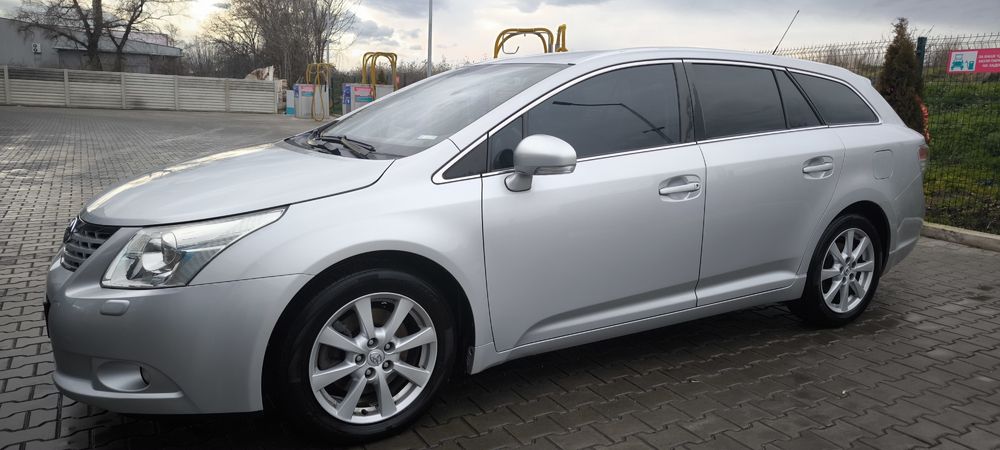 Продавам Toyota Avensis