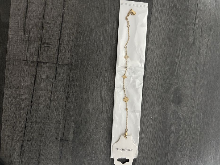 Brățară Louis Vuitton  damă aurie premium – Oțel inoxidabil, charm-uri elegante, nouă
