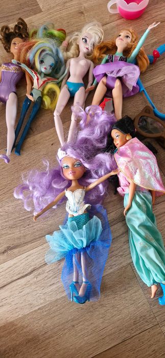 Cufar cu papusi ,masina ,bicicleta si multe jucarii