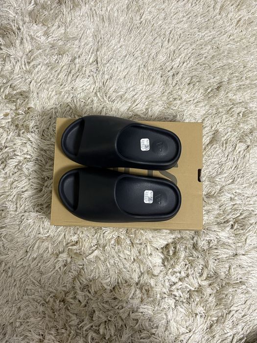 Yeezy Slides ‘Onyx’