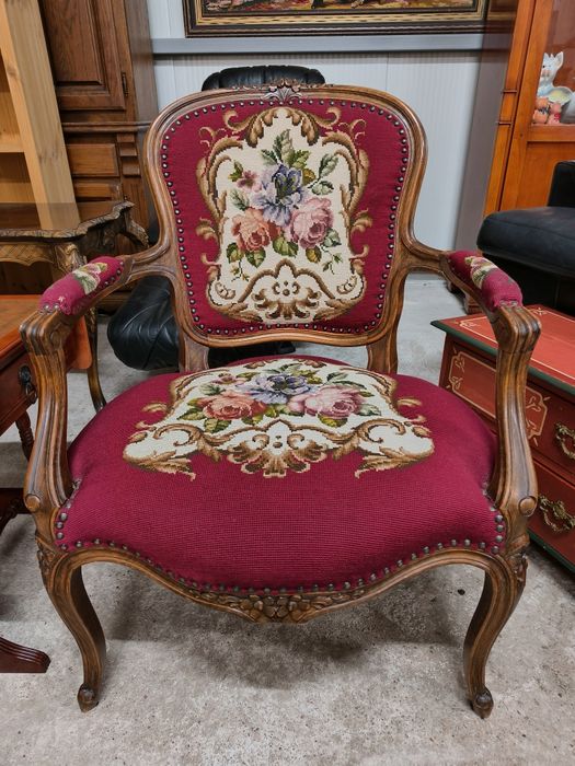 Дъбово кресло с дърворезба и гобленова дамаска