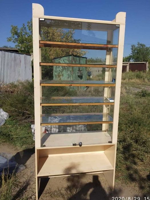 Шкафы-витрины из ЛДСП и стекла.