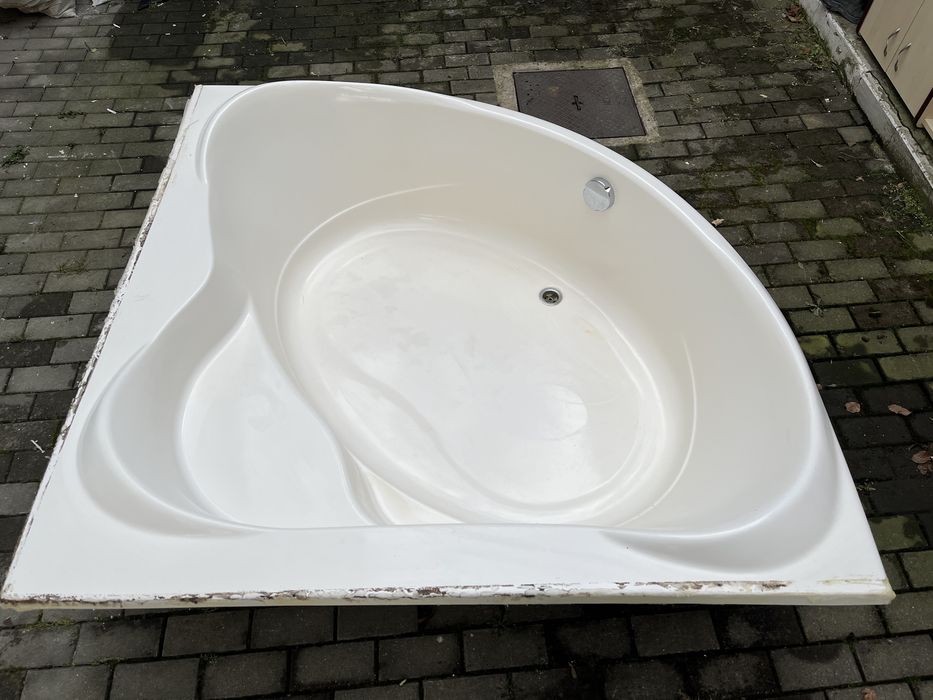 vand cada de baie pe colt