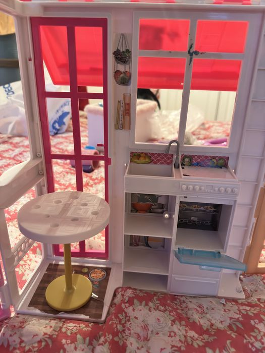 2 Papusi Barbie + casuta si mobilier