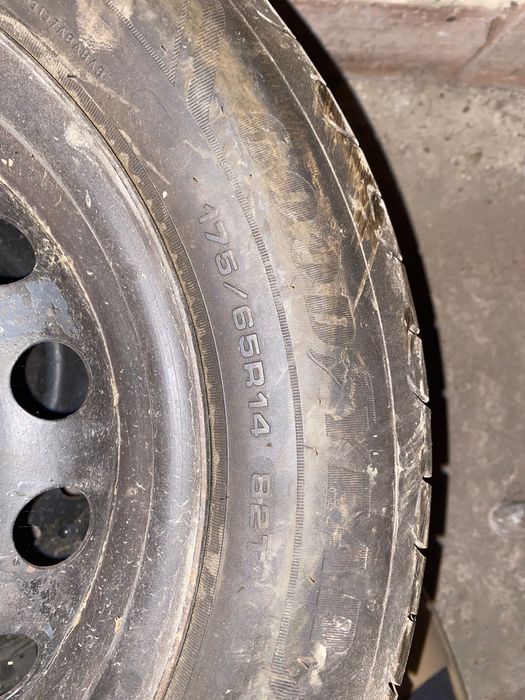 Продавам комплект Goodyear EfficientGrip  COMPACT 2 175/65R14 със стоманени джанти.