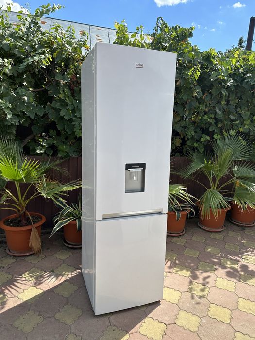 Vând frigider beko 2 metri