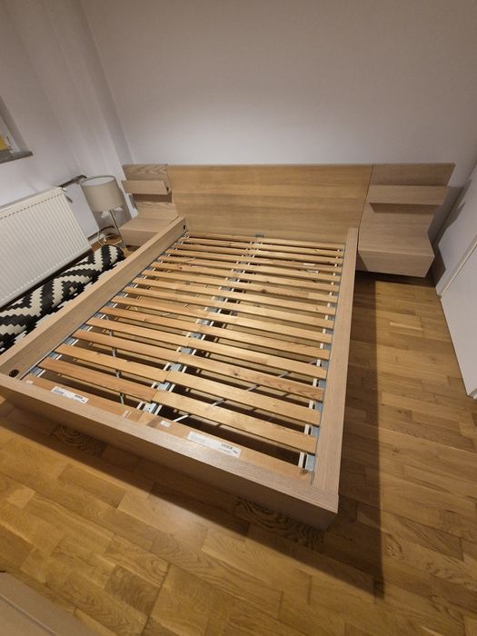 Vând Pat Ikea Malm furnir stejar alb + 2 noptiere