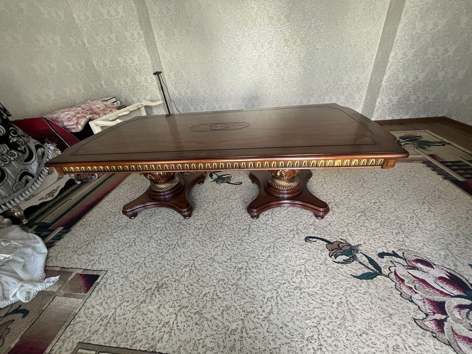 Продается новый гостиной стол ( без стульев )