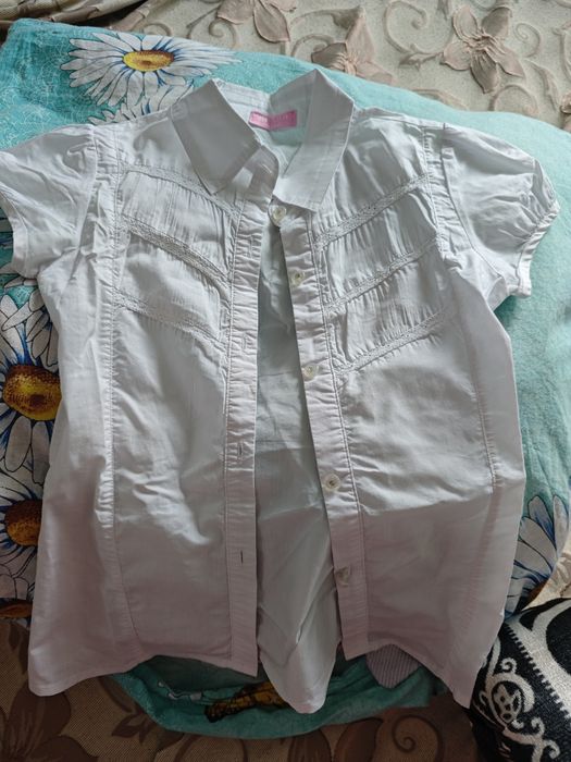 Блузки школьные отдам