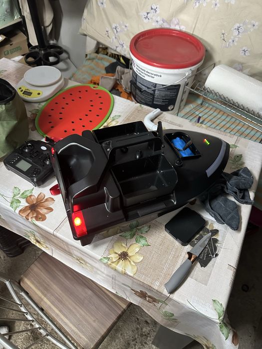 Barcă de nădire cu 3 Cuve V020 cu GPS + scaun cadou