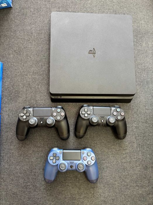 PS4 Slim 1TB / 3 джойстика / 5 игри