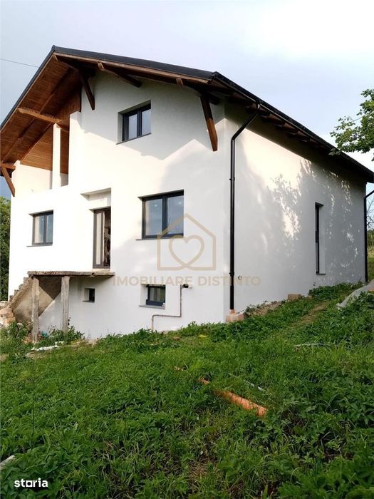 Casa de vanzare cu 5 dormitoare recent renovata