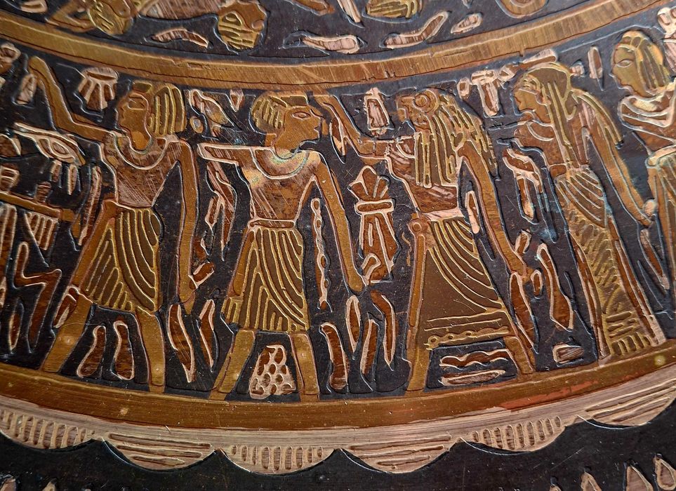 Старинен египетски меден поднос със сребърни и златни орнаменти