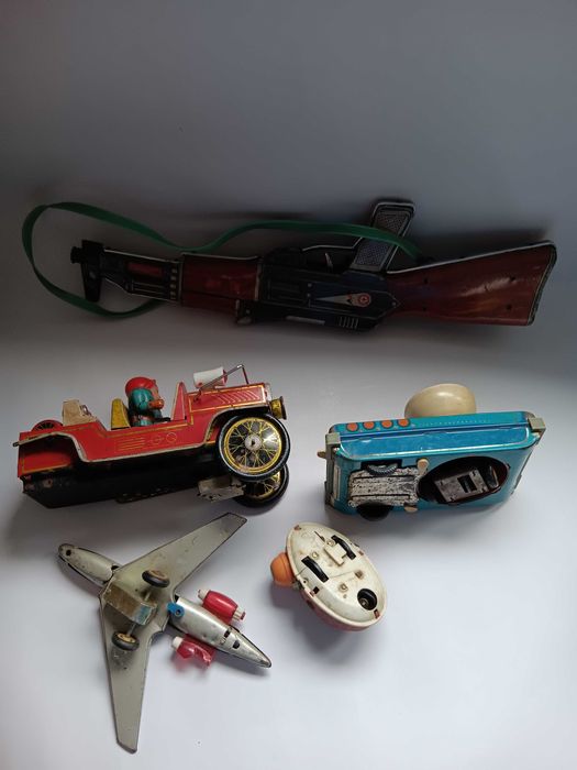 Lot jucarii vechi de colectie china, incomplete, din tabla, Comunism