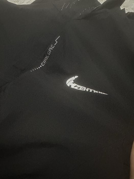 Vand geaca Nike.